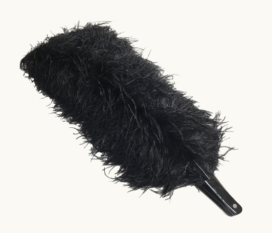 Abanico burlesco de plumas de avestruz negro de 4 capas abierto 67&#39;&#39; con bolsa de viaje de cuero.