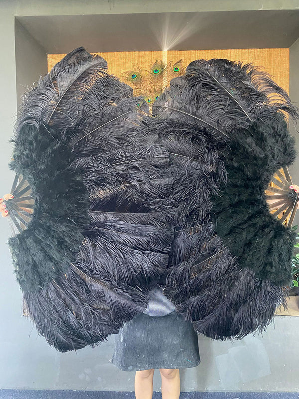 Abanico negro de plumas de avestruz y marabú 27 "x 53" con bolsa de viaje de cuero.