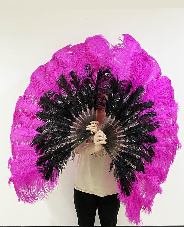 Mezcle un abanico de plumas de avestruz de 2 capas en negro y rosa fuerte de 30&#39;&#39;x 54&#39;&#39; con una bolsa de cuero de viaje.