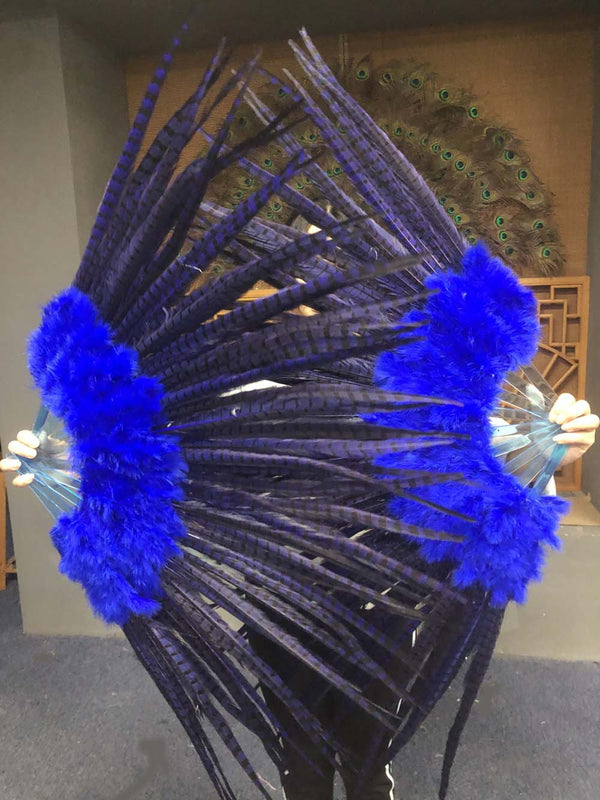 Abanico azul de plumas de marabú y faisán de 29 "x 53" con bolsa de viaje de cuero.