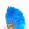 Lentejuelas de plumas azules coronan el tocado del tocado de bailarina corista de Las Vegas.