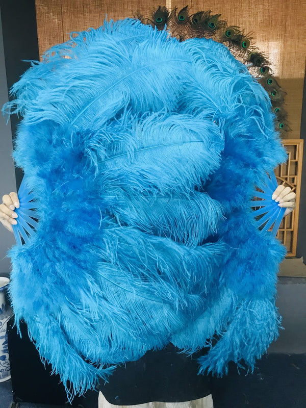Abanico de plumas de avestruz de marabú turquesa de 24&quot;x 43&quot; con bolsa de viaje de cuero.