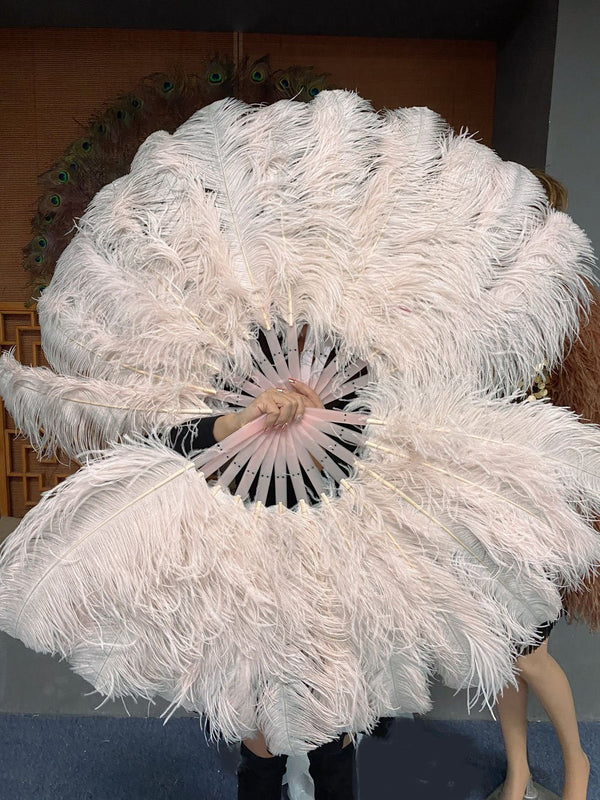 Un par de abanicos de plumas de avestruz de una sola capa de color rubor de 24&quot;x 41&quot; con bolsa de viaje de cuero.