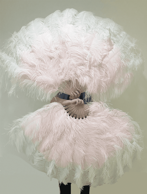 Abanico de plumas de avestruz XL de 2 capas, color blanco y rubor, de 34&#39;&#39;x 60&#39;&#39; con bolsa de viaje de cuero.