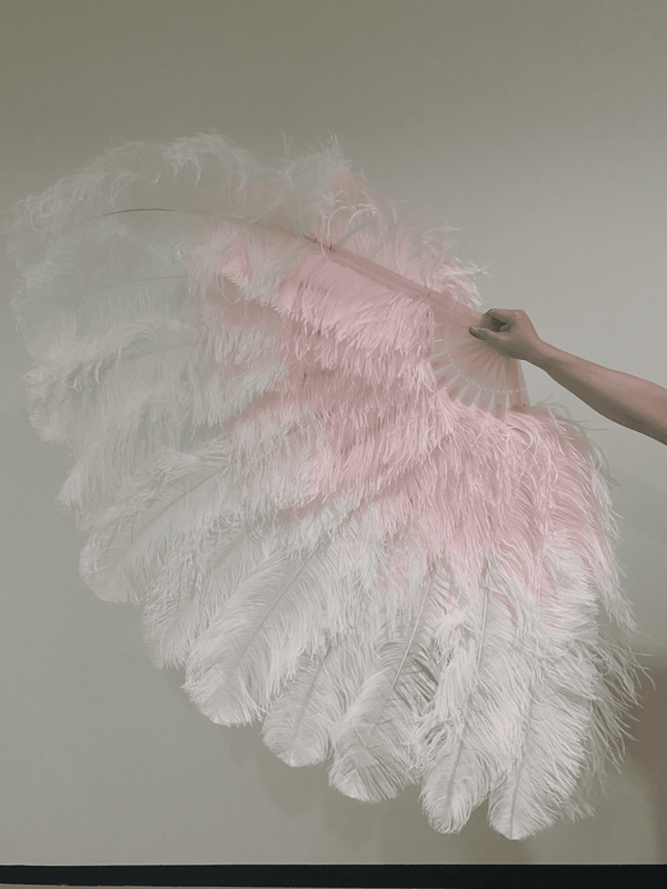 Abanico de plumas de avestruz XL de 2 capas, color blanco y rubor, de 34&#39;&#39;x 60&#39;&#39; con bolsa de viaje de cuero.