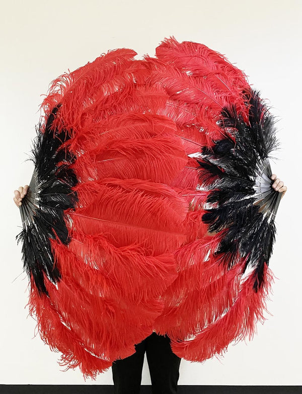Mezcle un abanico de plumas de avestruz de 2 capas en negro y rojo de 30&#39;&#39;x 54&#39;&#39; con una bolsa de cuero de viaje.