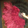 Abanico de plumas de avestruz de marabú color burdeos de 21&quot;x 38&quot; con bolsa de viaje de cuero.