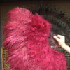 Abanico de plumas de avestruz de marabú color burdeos de 21&quot;x 38&quot; con bolsa de viaje de cuero.