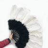 Abanico de plumas de avestruz de marabú en blanco y negro de 21&quot;x 38&quot; con bolsa de viaje de cuero.