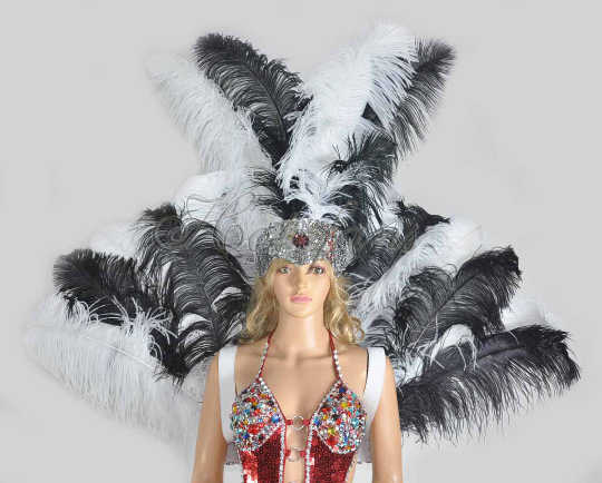 Conjunto de tocado y pieza posterior de cara abierta de plumas de avestruz en blanco y negro.