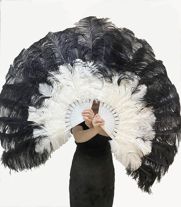 Abanico de plumas de avestruz de 2 capas en blanco y negro mixto de 30&#39;&#39;x 54&#39;&#39; con bolsa de cuero de viaje.