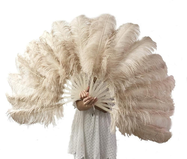 Un par de abanicos de plumas de avestruz de una sola capa color beige camel de 24&quot;x 41&quot; con bolsa de viaje de cuero.