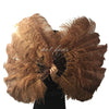 Un par de abanicos de plumas de avestruz de una sola capa color caramelo de 24&quot;x 41&quot; con bolsa de viaje de cuero.