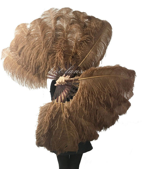 Un par de abanicos de plumas de avestruz de una sola capa color caramelo de 24&quot;x 41&quot; con bolsa de viaje de cuero.