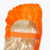 Lentejuelas de plumas naranjas coronan el tocado del tocado de bailarina corista de Las Vegas.