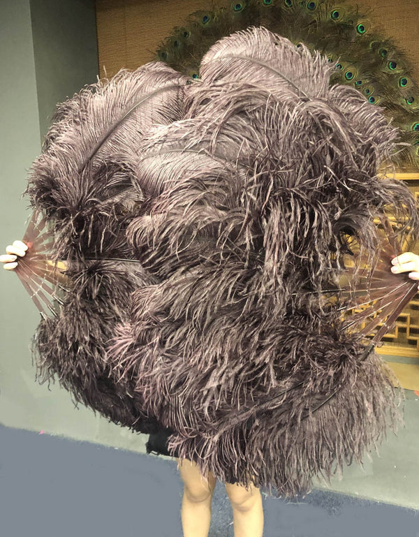 Un par de abanicos de plumas de avestruz de una capa de café de 24 "x 41" con bolsa de viaje de cuero.