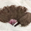 Abanico de plumas de avestruz de una sola capa color café con bolsa de viaje de cuero de 25&quot;x 45&quot;.