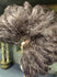 Abanico de plumas de avestruz de 3 capas color café, abierto 65&quot; con bolsa de viaje de cuero.