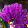 Un par de abanicos de plumas de avestruz de una sola capa de color morado oscuro de 24&quot;x 41&quot; con bolsa de viaje de cuero.