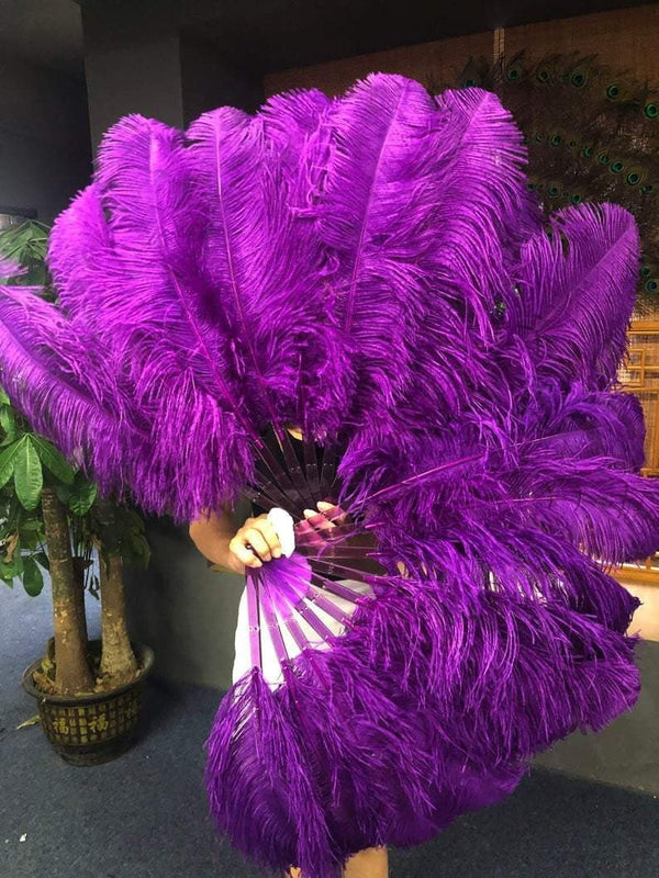 Un par de abanicos de plumas de avestruz de una sola capa de color morado oscuro de 24&quot;x 41&quot; con bolsa de viaje de cuero.