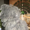 Abanico de plumas de avestruz gris oscuro de 2 capas de 30 "x 54" con bolsa de viaje de cuero.