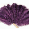 Abanico burlesco de plumas de avestruz morado oscuro de 4 capas abierto 67&#39;&#39; con bolsa de viaje de cuero.