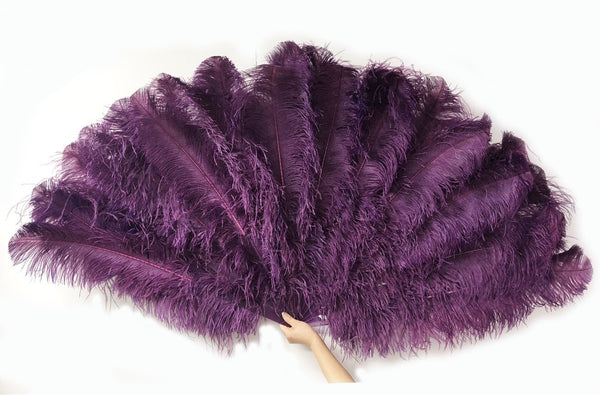 Abanico burlesco de plumas de avestruz morado oscuro de 4 capas abierto 67&#39;&#39; con bolsa de viaje de cuero.