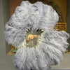 Un par de abanicos de plumas de avestruz de una sola capa de color gris oscuro de 24&quot;x 41&quot; con bolsa de viaje de cuero.
