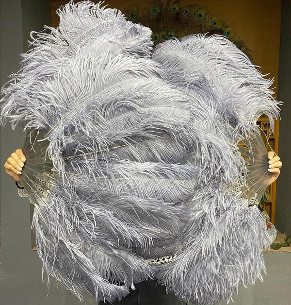 Un par de abanicos de plumas de avestruz de una sola capa de color gris oscuro de 24&quot;x 41&quot; con bolsa de viaje de cuero.