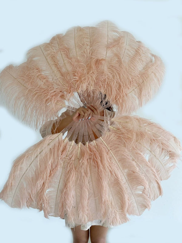 Un par de abanicos de plumas de avestruz de una sola capa de color melocotón intenso de 24&quot;x 41&quot; con bolsa de viaje de cuero.