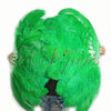 Un par de abanicos de plumas de avestruz de una sola capa de color verde esmeralda de 24&quot;x 41&quot; con bolsa de viaje de cuero.