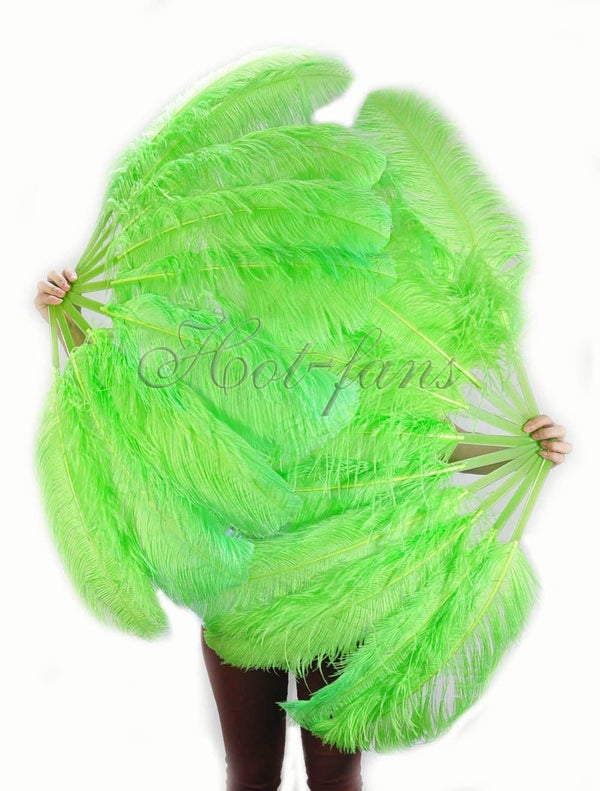 Un par de abanicos de plumas de avestruz de una sola capa de color verde fluorescente de 24&quot;x 41&quot; con bolsa de viaje de cuero.