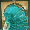 Abanico de plumas de avestruz de marabú verde bosque de 24&quot;x 43&quot; con bolsa de viaje de cuero.