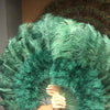 Abanico de plumas de avestruz de marabú verde bosque de 21&quot;x 38&quot; con bolsa de viaje de cuero.