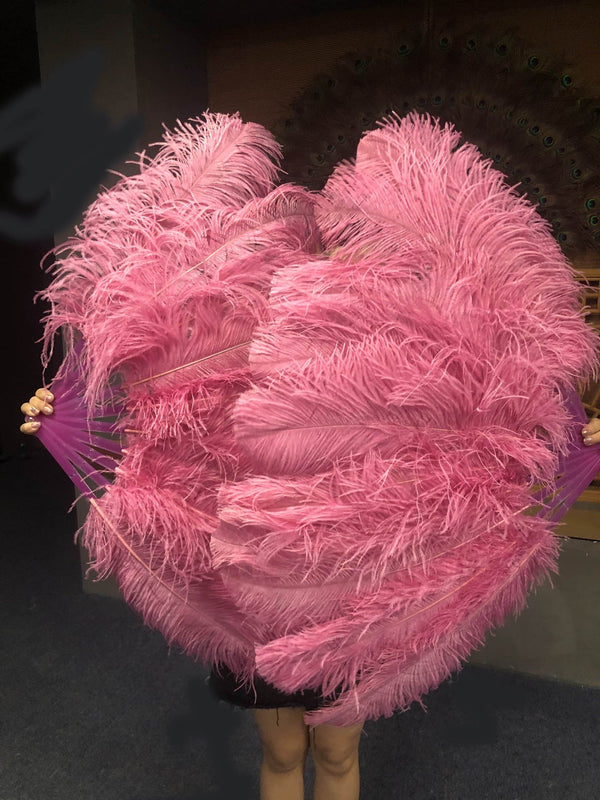 Un par de abanicos de plumas de avestruz de una sola capa fucsia de 24&quot;x 41&quot; con bolsa de viaje de cuero.