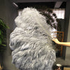 Abanico de plumas de avestruz de 3 capas gris oscuro abierto 65&quot; con bolsa de viaje de cuero.
