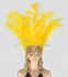 Золотисто-желтый головной убор танцовщицы с открытым лицом из страусовых перьев.