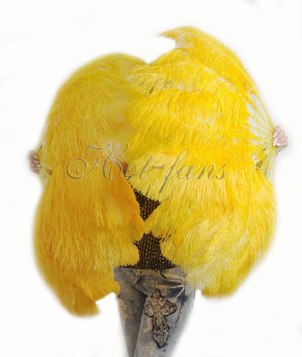 Un par de abanicos de plumas de avestruz de una sola capa de color amarillo dorado de 24 &quot;x 41&quot; con bolsa de viaje de cuero.