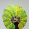 Mezcle un abanico de plumas de avestruz de una sola capa en amarillo y verde con una bolsa de viaje de cuero de 25 &quot;x 45&quot;.