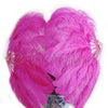 Un par de abanicos de plumas de avestruz de una sola capa de color rosa fuerte de 24 &quot;x 41&quot; con bolsa de viaje de cuero.