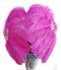 Пара ярко-розовых однослойных вееров из страусовых перьев 24 x 41 дюймов с кожаной дорожной сумкой.