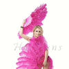 Abanico de plumas de avestruz de una sola capa de color rosa intenso con bolsa de viaje de cuero de 25 &quot;x 45&quot;.