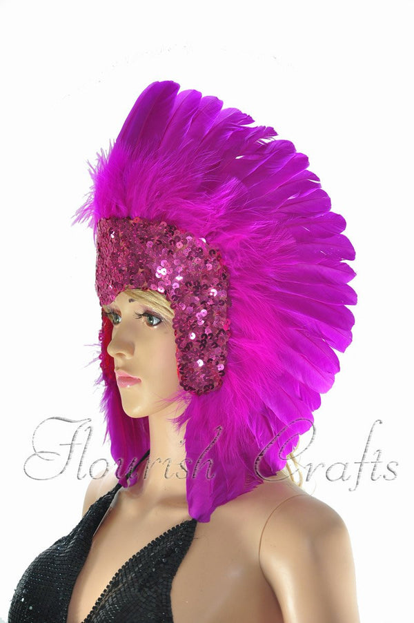 Tocado de lentejuelas de plumas de color rosa fuerte corona de bailarina de Las Vegas.