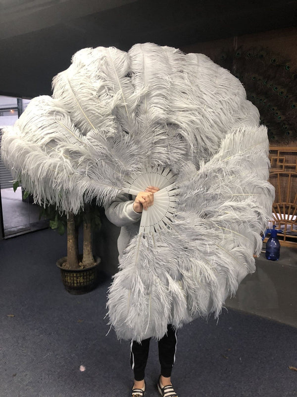 Abanico de plumas de avestruz gris claro de 2 capas de 30 "x 54" con bolsa de viaje de cuero.