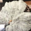 Abanico XL 2 capas gris claro de plumas de avestruz 34''x 60 '' con bolsa de viaje de cuero.