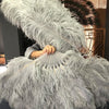 Abanico XL de plumas de avestruz gris claro de 2 capas de 34&#39;&#39;x 60&#39;&#39; con bolsa de viaje de cuero.