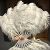 Un par de abanicos de plumas de avestruz de una sola capa, color gris claro, de 24&quot;x 41&quot; con bolsa de viaje de cuero.