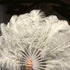 Un par de abanicos de plumas de avestruz de una sola capa de gery ligero de 24 "x 41" con bolsa de viaje de cuero.