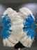 Mezcla azul y blanco 2 capas de abanico de plumas de avestruz 30''x 54 '' con bolsa de viaje de cuero.