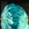 Abanico de plumas de avestruz XL de 2 capas, color verde azulado y menta, de 34 x 60 pulgadas, con bolsa de viaje de cuero.